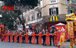Sau gần 4 năm bán bánh kẹp ở Sài Gòn, McDonald’s mới chính thức khai trương nhà hàng đầu tiên tại Hà Nội