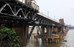 Hà Nội sẽ xử lý quả bom dài 2,5m ở chân cầu Long Biên thế nào?