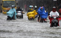 Sài Gòn mưa lớn, nhà dân biến thành hầm chứa nước trên đại lộ Phạm Văn Đồng