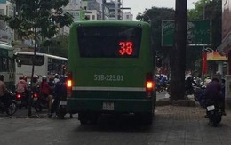 Xe buýt đi trên vỉa hè ở trung tâm TP.HCM khiến nhiều người bức xúc