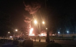 Cháy lớn tại khu công nghiệp Nội Bài lúc nửa đêm, cột khói lửa bốc cao hàng trăm mét