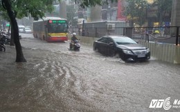 Hà Nội: Mưa dông ầm ầm như trút, xe máy, ô tô ngập sâu giữa biển nước