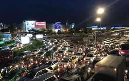 Ngàn người và xe chôn chân quanh sân bay Tân Sơn Nhất