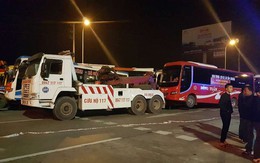 Hà Nội: Xe khách phản đối chuyển bến bị cẩu đi trong đêm
