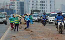 Hà Nội: Cầu Nhật Tân vãi đầy đất, xe máy chen làn ô tô