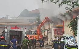 Hà Nội: Cháy dữ dội kho hàng ở cảng Bạch Đằng