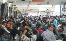 Hàng nghìn người dân chen chân, đội mưa rời Sài Gòn dịp nghỉ lễ