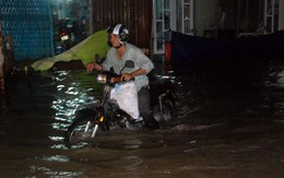 Hàng trăm người chôn chân ở 'rốn ngập' vùng ven Sài Gòn