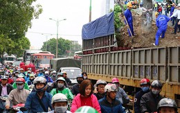 Hà Nội đốn nghìn cây, đường Phạm Văn Đồng tắc cứng