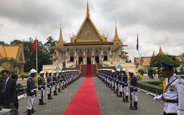 Trang trọng lễ đón Tổng Bí thư tại Hoàng cung Campuchia
