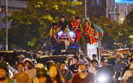 Người dân ùn ùn đổ về Trung tâm Hà Nội để chơi trung thu, nhiều tuyến đường kẹt cứng