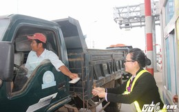 Tài xế tiếp tục dùng tiền lẻ mua vé qua trạm BOT ở Bình Định
