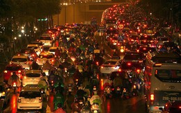 Hàng ngàn người dân Thủ đô chôn chân trong mưa rét vì tắc đường