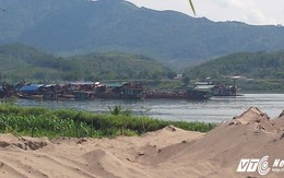 Hàng trăm tàu cát rầm rộ khai thác giăng kín sông Đà