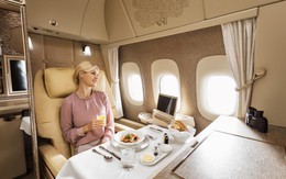 Ngây ngất với dịch vụ hoàn hảo trên khoang máy bay hạng nhất của Emirates: Ghế không trọng lực, cửa sổ ảo giác và nhiều hơn thế nữa