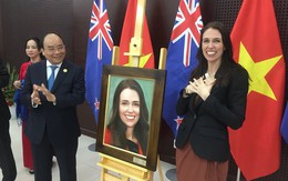 Nữ thủ tướng New Zealand bất ngờ với món quà từ Thủ tướng Nguyễn Xuân Phúc