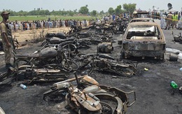 Số thương vong trong vụ xe lật, người dân bất chấp lao ra hôi dầu tại Pakistan tăng lên 290 người
