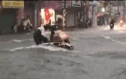 Sài Gòn lại ngập, dòng nước xiết quật đổ xe máy ngày mùng 6 Tết