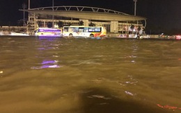 Hà Nội: Trước sân vận động Mỹ Đình biến thành "ao" sau mưa lớn