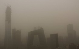 Sau sương mù ô nhiễm, người Trung Quốc lại khốn khổ vì bão bụi che khuất tầm nhìn