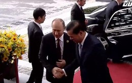 Video: Tổng thống Putin điềm tĩnh khoác áo vest bước vào Hội nghị quan trọng nhất APEC