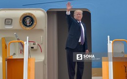 Tổng thống Donald Trump vẫy chào từ chuyên cơ Air Force One, lên đường rời Việt Nam