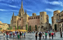 Du lịch đóng góp 14% nguồn thu thuế nhưng đây là lý do Barcelona sẵn sàng đuổi khách