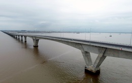 Cầu vượt biển Việt Nam 'long lanh' như phim Hollywood