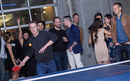 2 lãnh đạo Uber và Facebook đi sinh nhật bạn, chơi bóng bàn cùng nhau