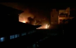 Hà Nội: Cháy lớn trong đêm tại chợ Dịch Vọng, lửa bốc dữ dội