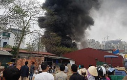 Hà Nội: Cháy lớn tại kho hàng cạnh khu đô thị mới Yên Hòa, khói đen bốc cao hàng chục mét