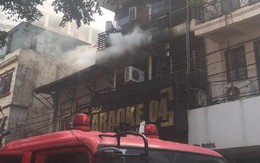 Hà Nội: Quán karaoke 7 tầng bốc cháy dữ dội