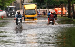 Hàng hóa hỏng, công nhân nghỉ làm do ngập kéo dài