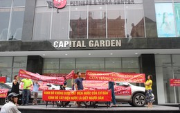Hà Nội: Cư dân Capital Garden căng băng rôn phản đối chủ đầu tư đột ngột cắt điện, nước