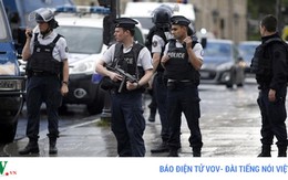 Cảnh sát Pháp bị tấn công khủng bố ngay cửa nhà thờ Đức Bà Paris