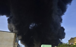 Chùm ảnh: Cảnh sát vật lộn ngăn chặn đám cháy khổng lồ từ nhà máy nhựa