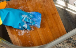 Rửa thớt bằng nước rửa bát: Sai lầm nghiêm trọng khiến bạn đang rước bệnh cho cả nhà
