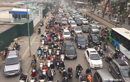 Cấm xe máy ở Hà Nội khi hạ tầng giao thông còn yếu: Luẩn quẩn bài toán "con gà, quả trứng"