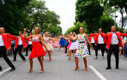 Phố đi bộ Hồ Gươm sôi động trong 2 ngày cuối tuần với lễ hội Carnival lần đầu tiên