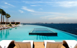 Chiêm ngưỡng quang cảnh tuyệt vời của Dubai từ hồ bơi cao nhất thế giới