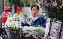 Chùm ảnh: Người Hà Nội co ro xuống phố trong cái lạnh kỷ lục từ đầu mùa