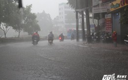 Mưa trắng trời Sài Gòn, hàng loạt tuyến đường chìm trong biển nước