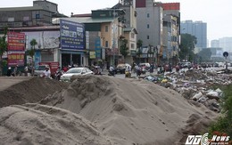 Vì sao rác thải vẫn chất núi giữa đường 'cong mềm mại' ở Thủ đô?