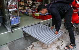Người Sài Gòn lắp bậc tam cấp di động như "hộp tủ" để không lấn chiếm vỉa hè