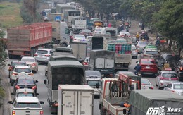 Tai nạn liên hoàn trên Đại lộ Thăng Long, hàng nghìn phương tiện chôn chân trong giá rét