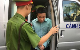 Hà Văn Thắm, Nguyễn Xuân Sơn tươi cười xuất hiện trong ngày đầu xét xử
