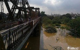Nước sông Hồng dâng cao, tàu thuyền không thể đi qua gầm cầu Long Biên