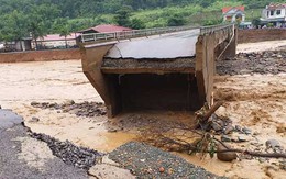 Video: Cận cảnh lũ quét cuốn sập cầu ở Sơn La