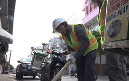 Những "người hùng" cứu hố ga ngập rác nhằm chống ngập ở Sài Gòn