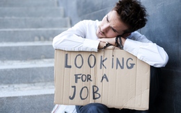Vượt qua khủng hoảng thất nghiệp: Đừng quay về với bố mẹ, hãy làm bất kỳ công việc nào bạn tìm được